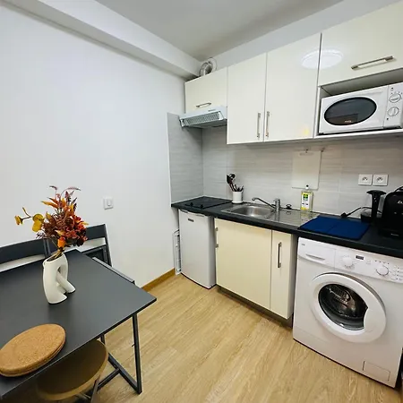 Dream Dwell - Designer Flat Near Marais District