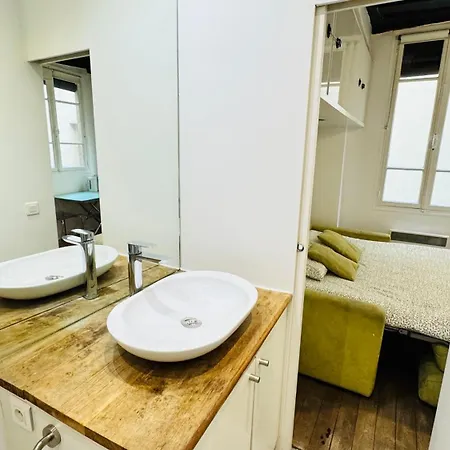 Bright Flat Near Marais & Chatlet Apartment